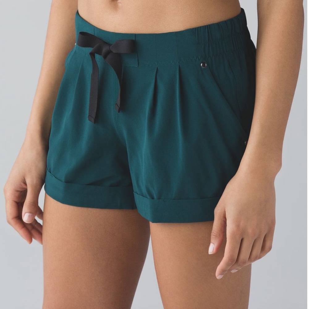 Lululemon Spring Break Away Short - Deep Green